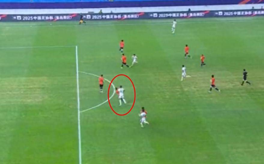 足球比赛日渐激烈，球队实力逐渐暴露的简单介绍