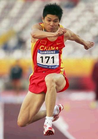 包含男子跳远比赛悬念重重，最终分曲胜负的词条