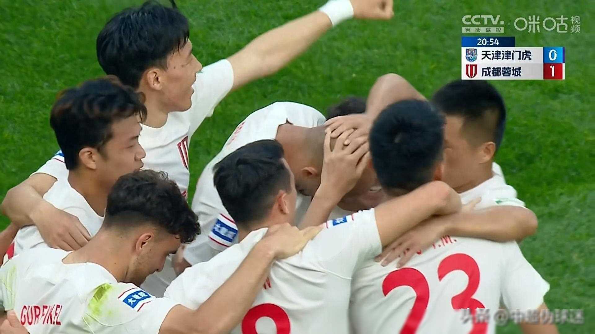 火爆比赛场面频现,球迷狂热不减的简单介绍 火爆比赛场面频现,球迷狂热不减的简单介绍