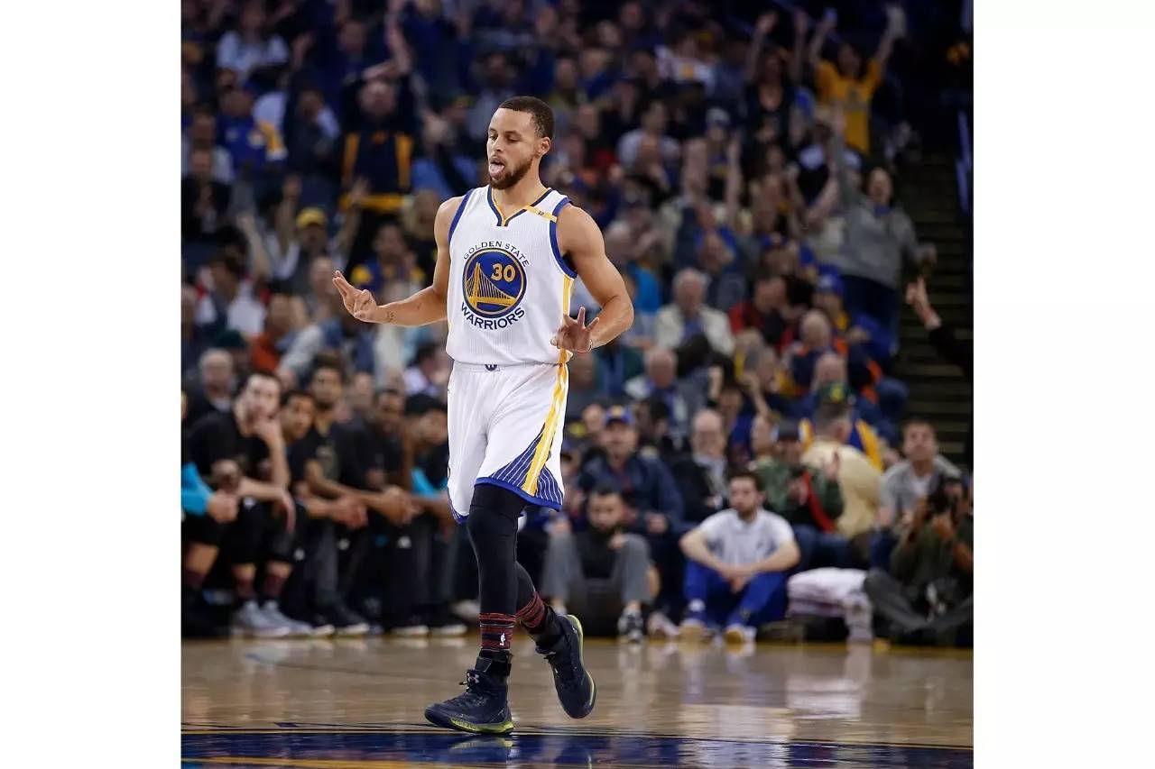 关于深圳队力克四川队，库里高光表现的信息