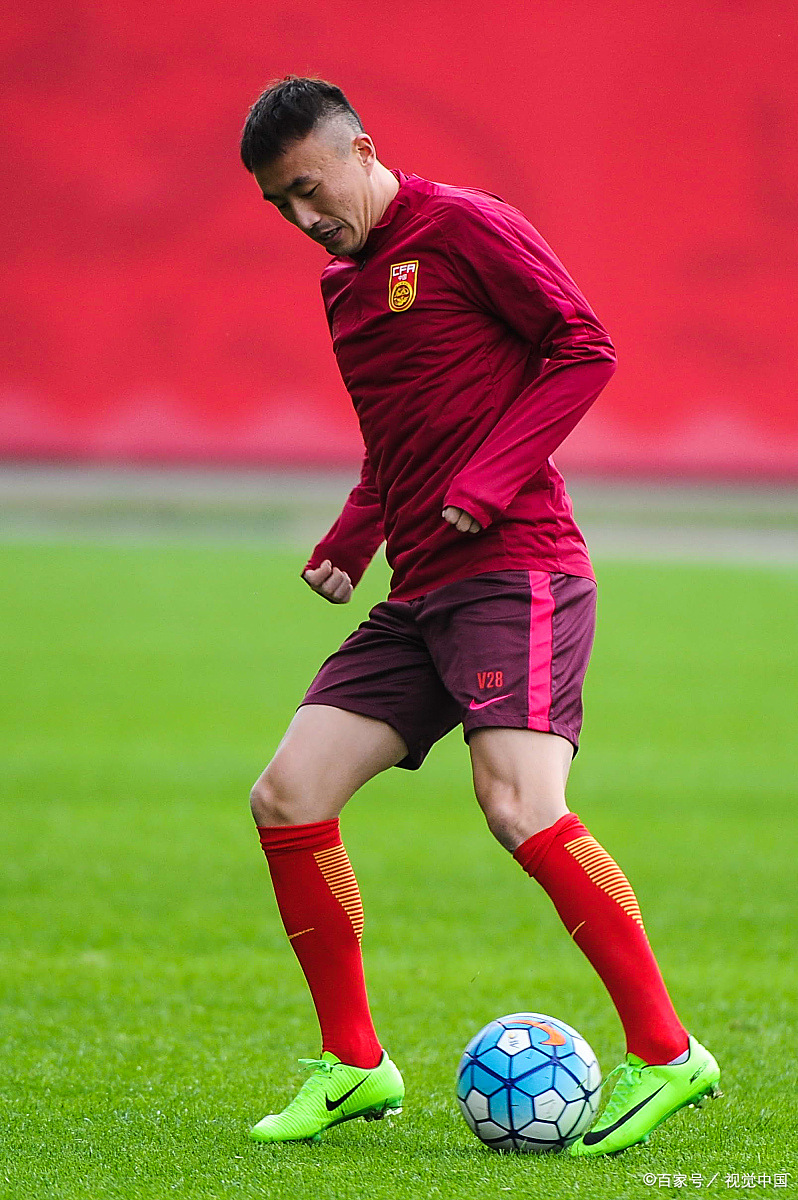 中国足球联赛备受瞩目，球员精神抖擞的简单介绍