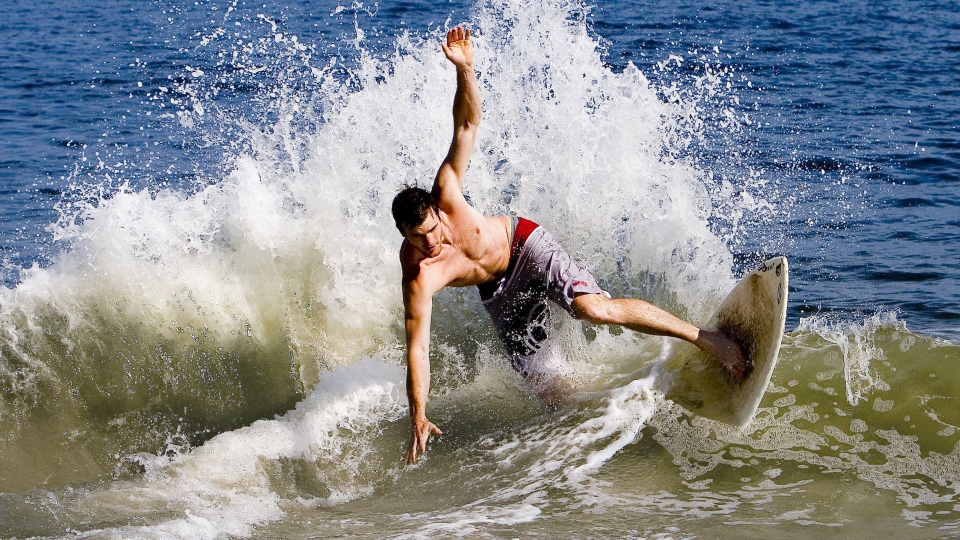 红牛车队横扫哈斯车队,周冠宇扛起全队,一场技术与意志的较量